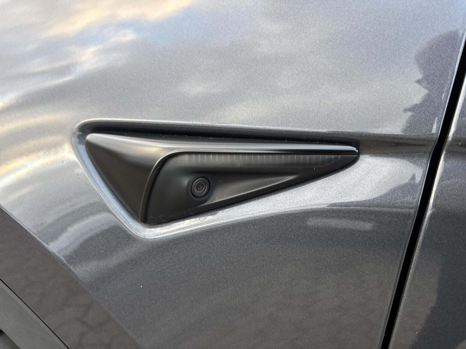 Grå Tesla Model Y fra 2023