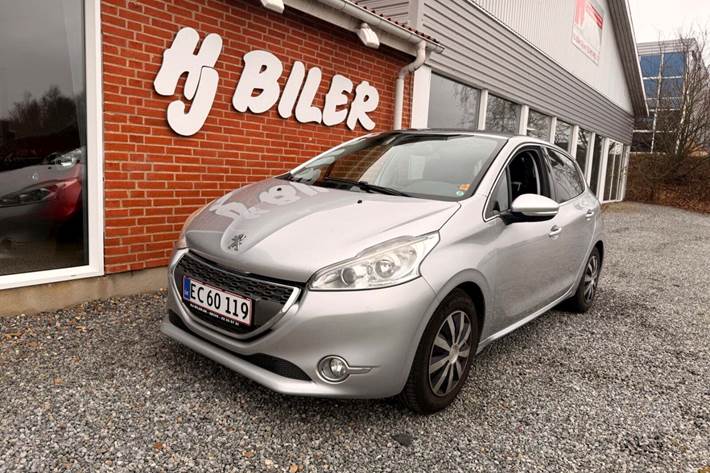 Sølv Peugeot 208 fra 2012 set udefra