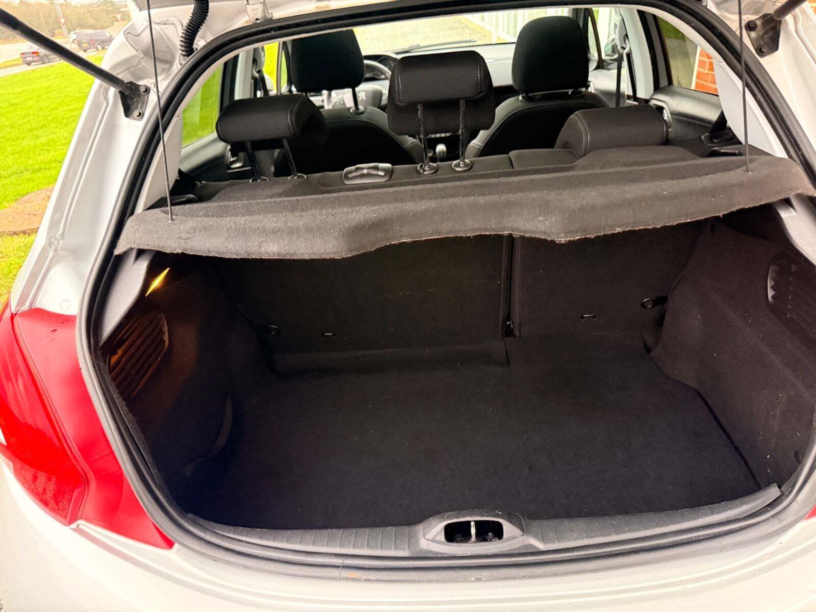 Sølv Peugeot 208 fra 2012