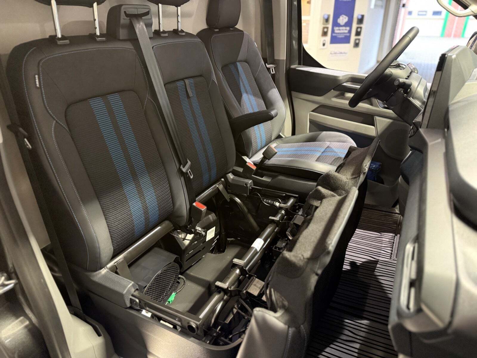 Grå Ford Transit Custom 320L fra 2026