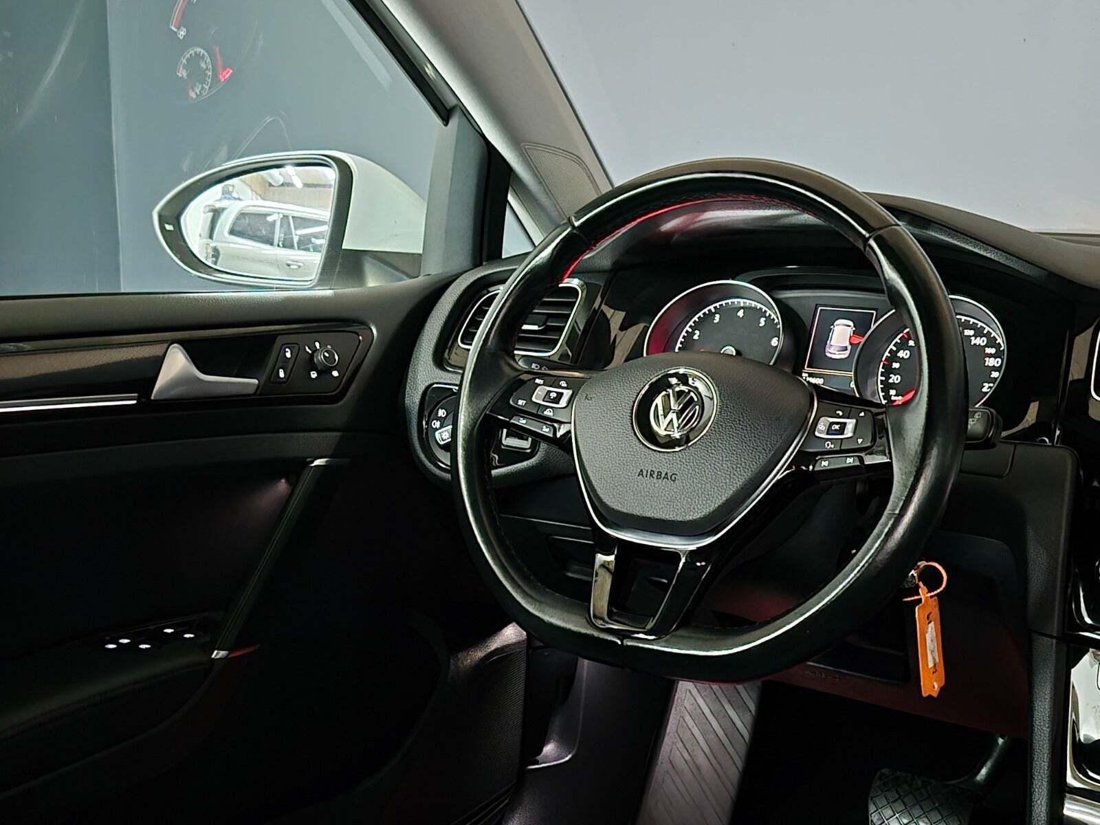 Hvid VW Golf VII fra 2015