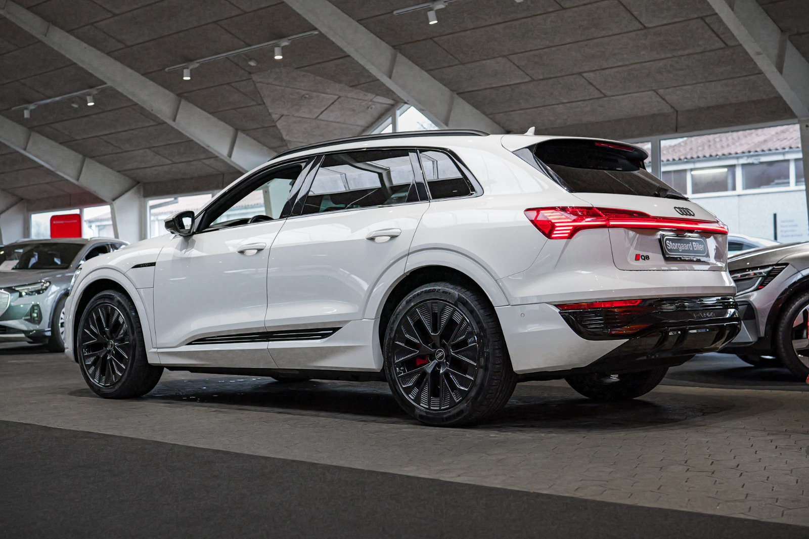 Hvid Audi Q8 e-tron fra 2024