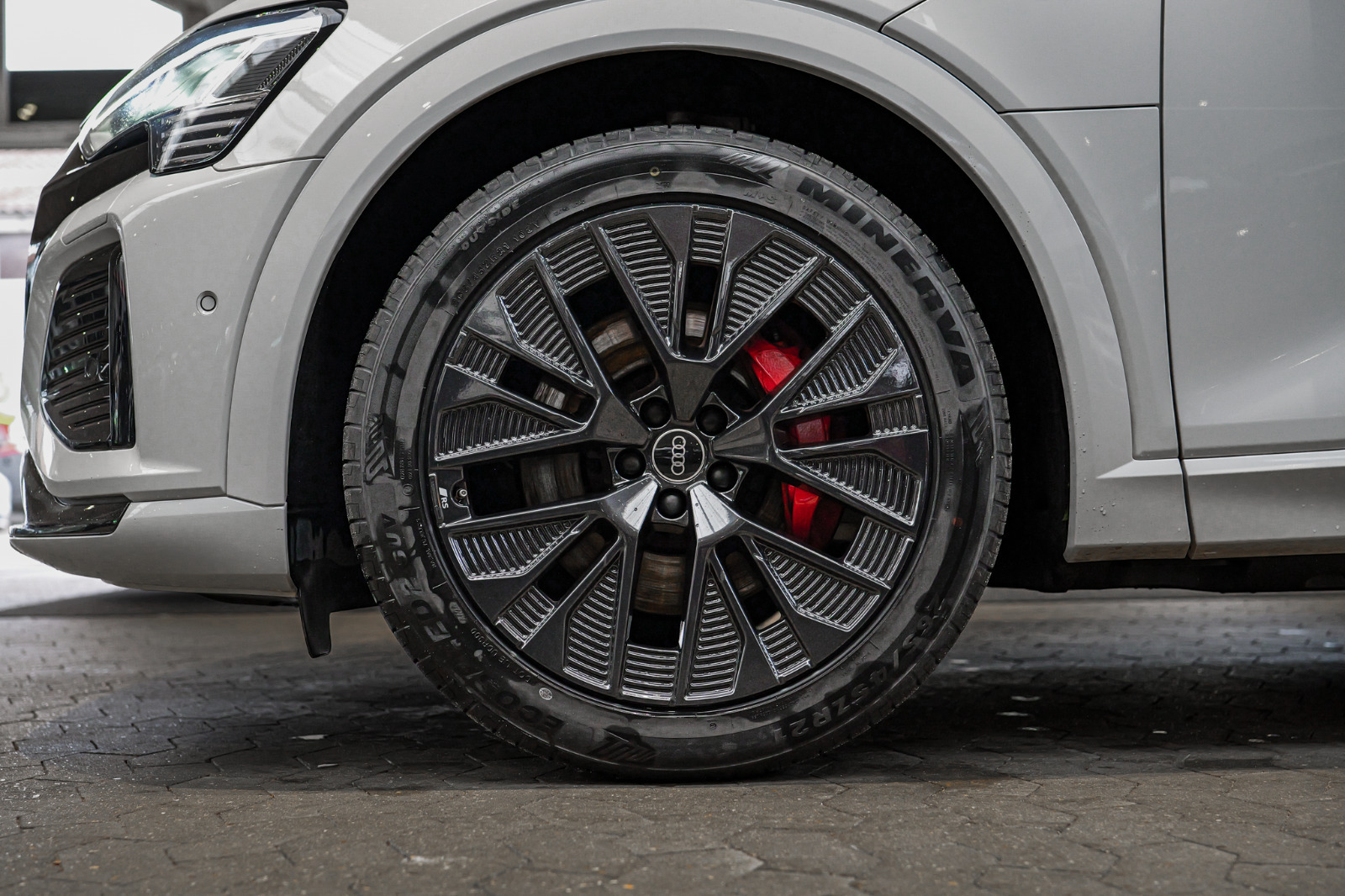 Hvid Audi Q8 e-tron fra 2024