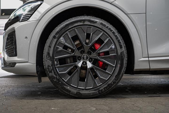 Hvid Audi Q8 e-tron fra 2024