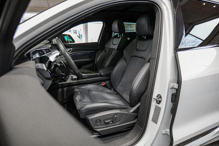 Hvid Audi Q8 e-tron fra 2024