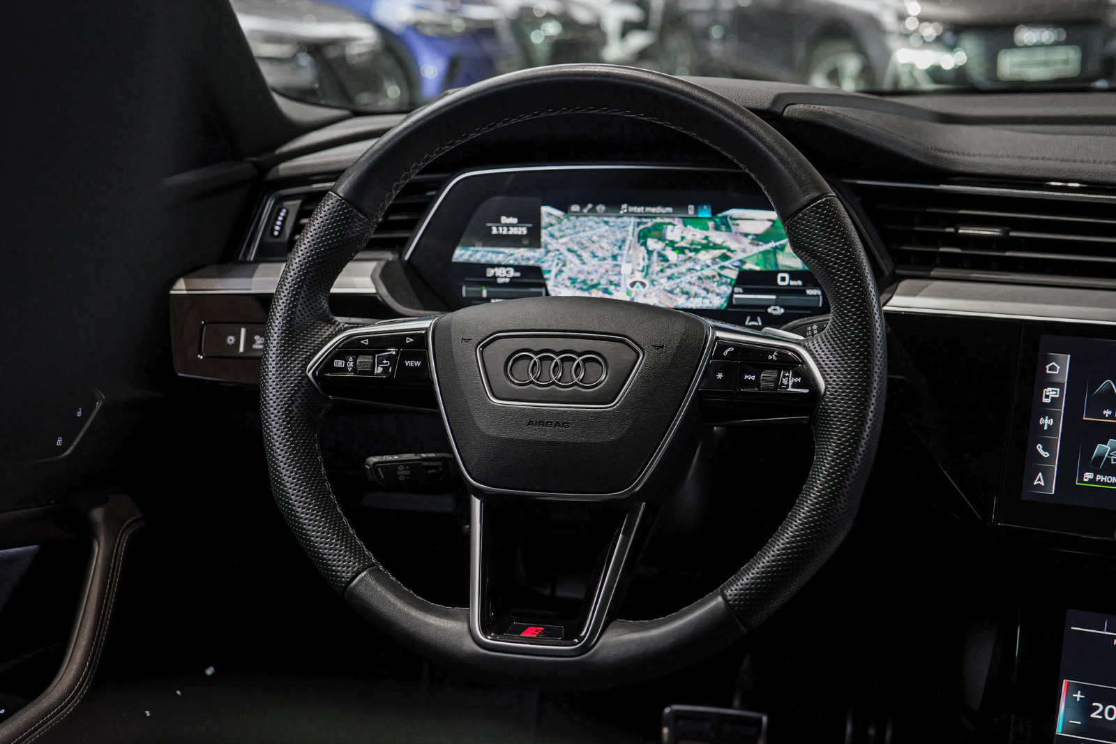 Hvid Audi Q8 e-tron fra 2024