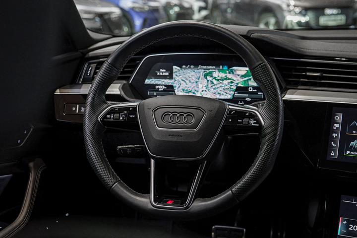 Hvid Audi Q8 e-tron fra 2024