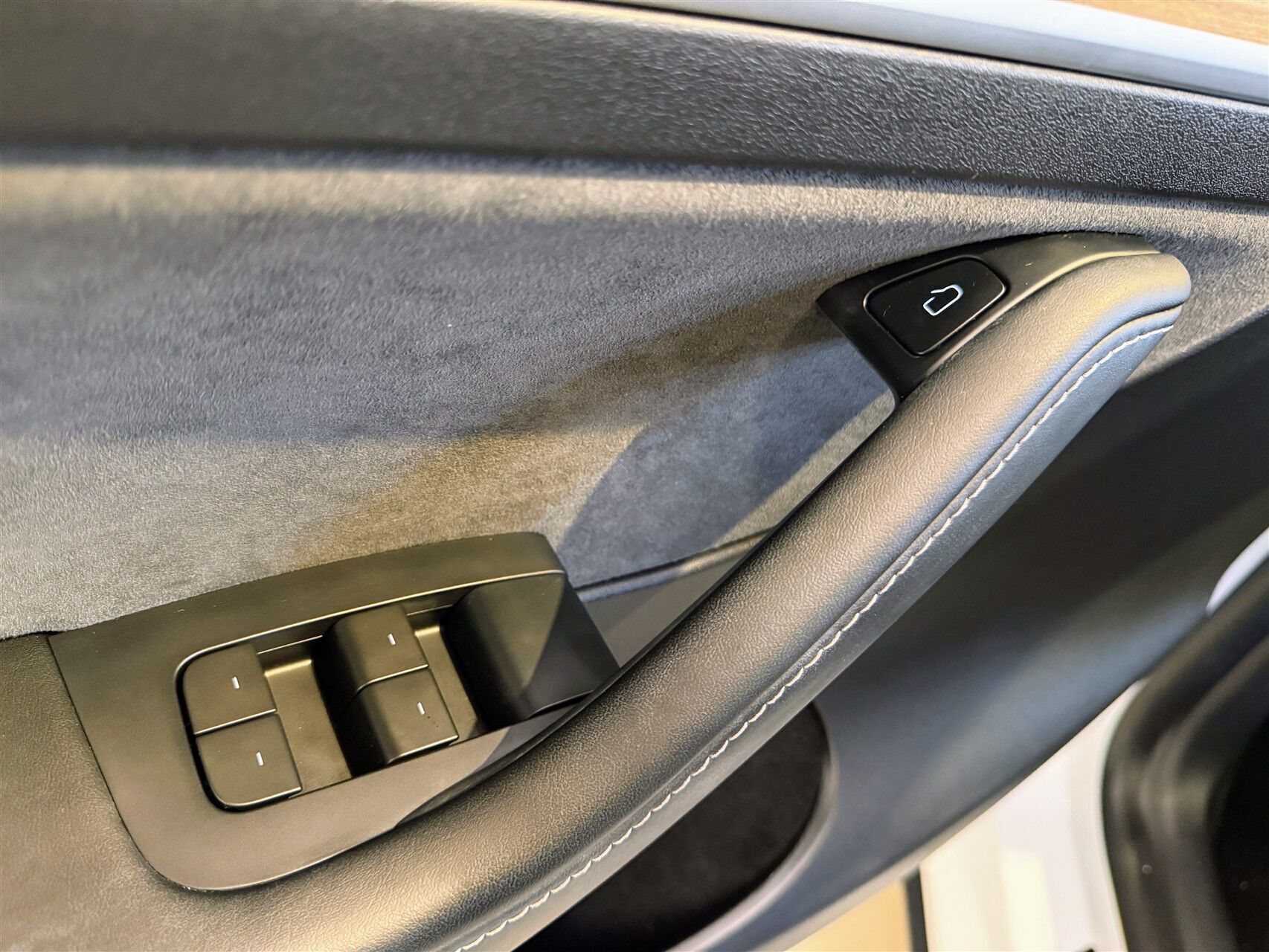 Hvid Tesla Model Y fra 2023