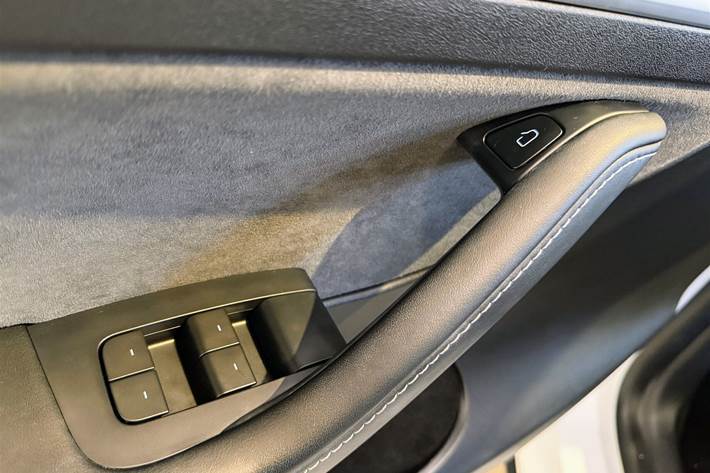 Hvid Tesla Model Y fra 2023