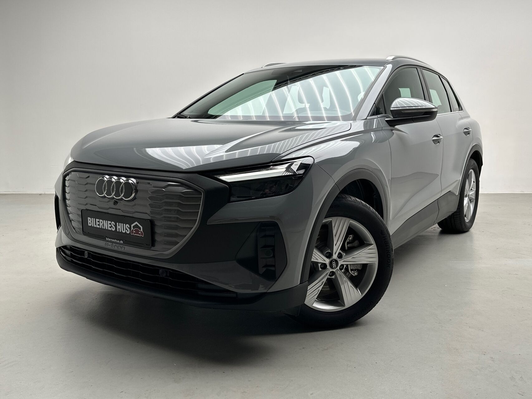 Grå Audi Q4 fra 2024
