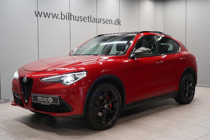 Grå Alfa Romeo Stelvio fra 2019 set udefra