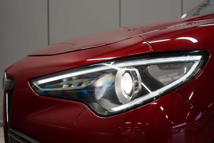 Grå Alfa Romeo Stelvio fra 2019