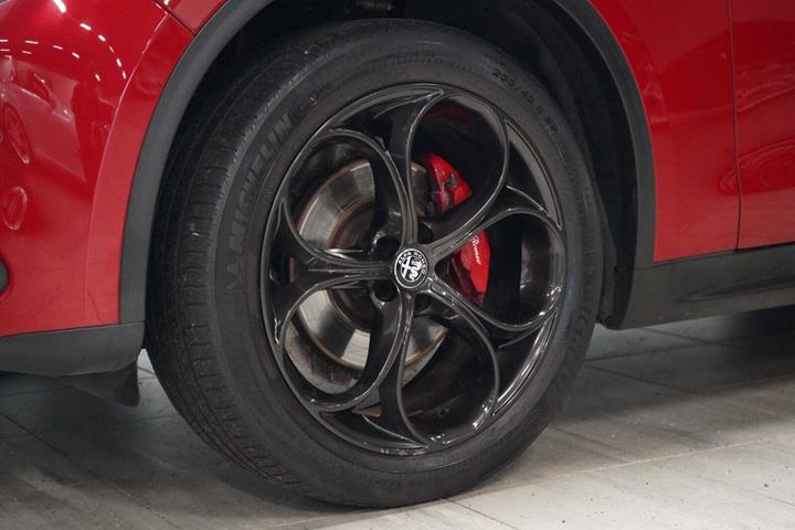 Grå Alfa Romeo Stelvio fra 2019