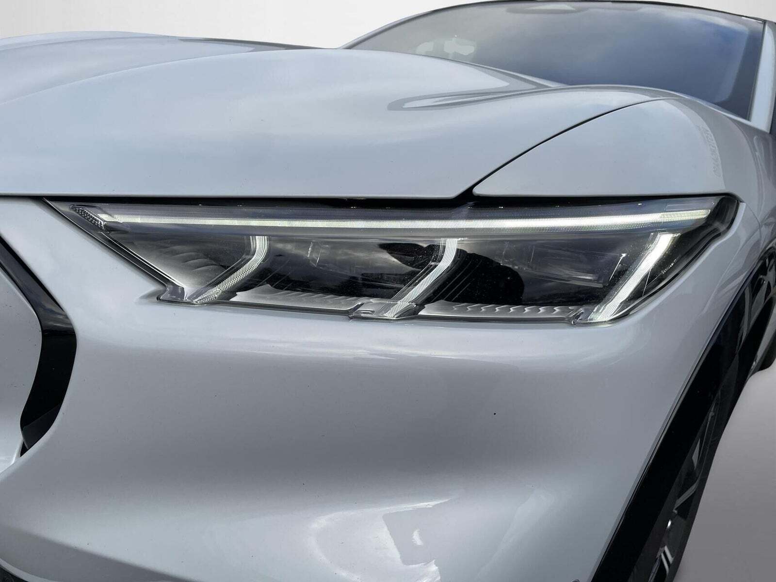 Hvid Ford Mustang Mach-E fra 2023