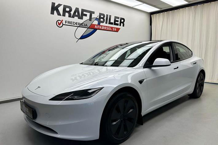 Hvid Tesla Model 3 fra 2024 set udefra