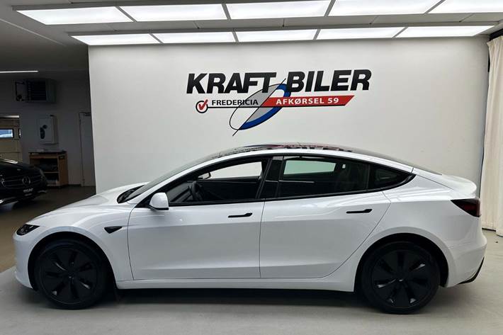 Hvid Tesla Model 3 fra 2024