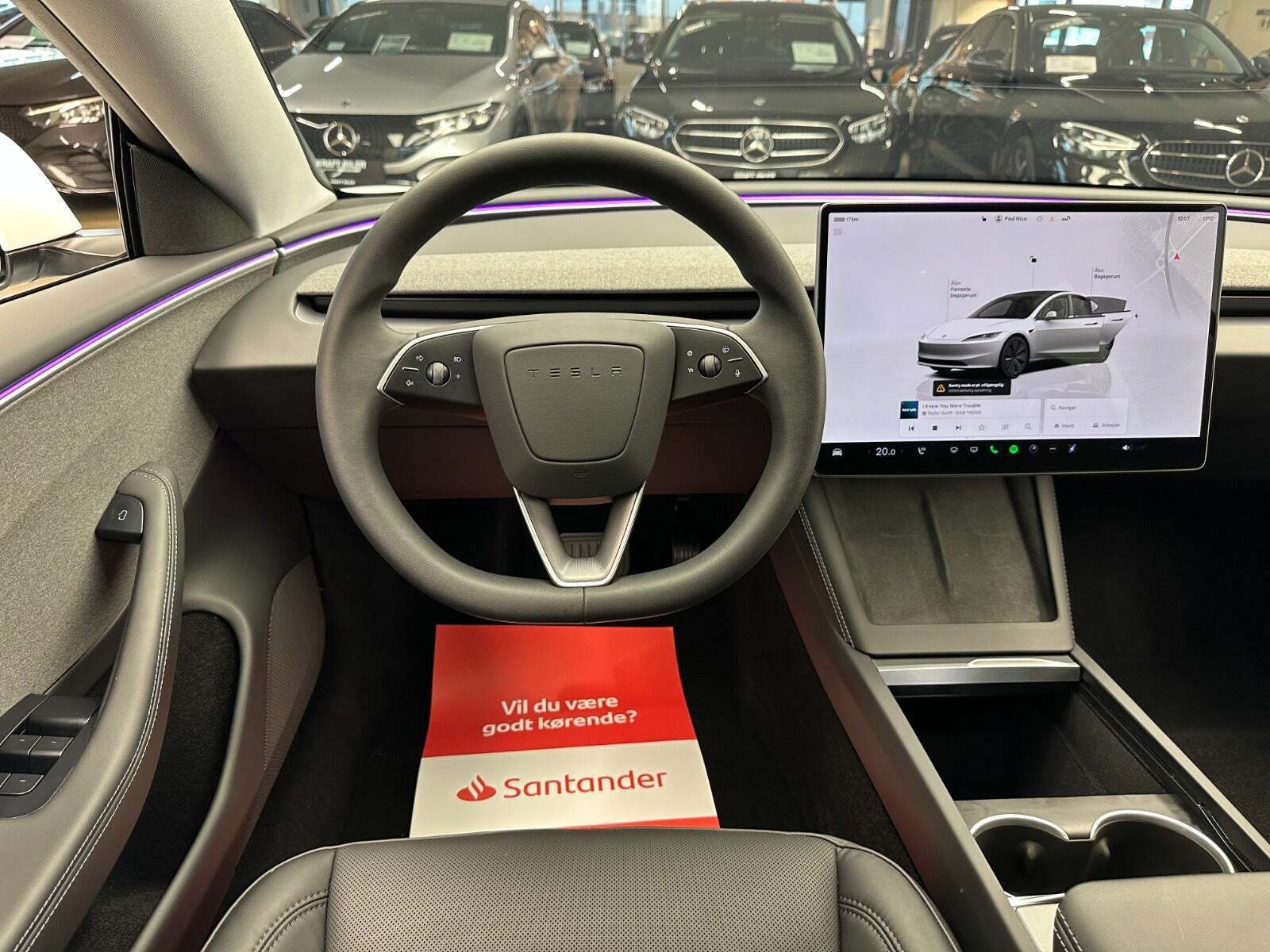 Hvid Tesla Model 3 fra 2024