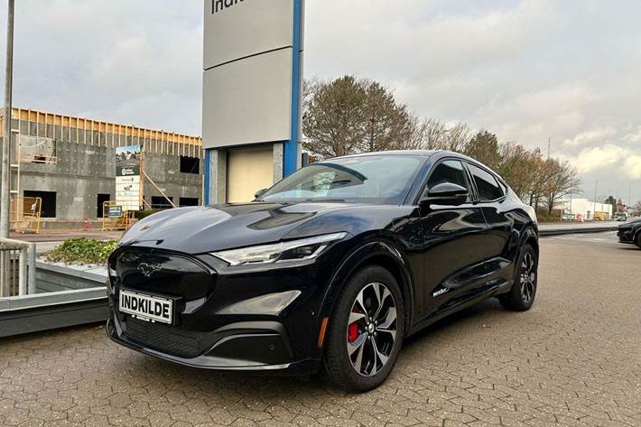 Sort Ford Mustang Mach-E fra 2023 set udefra