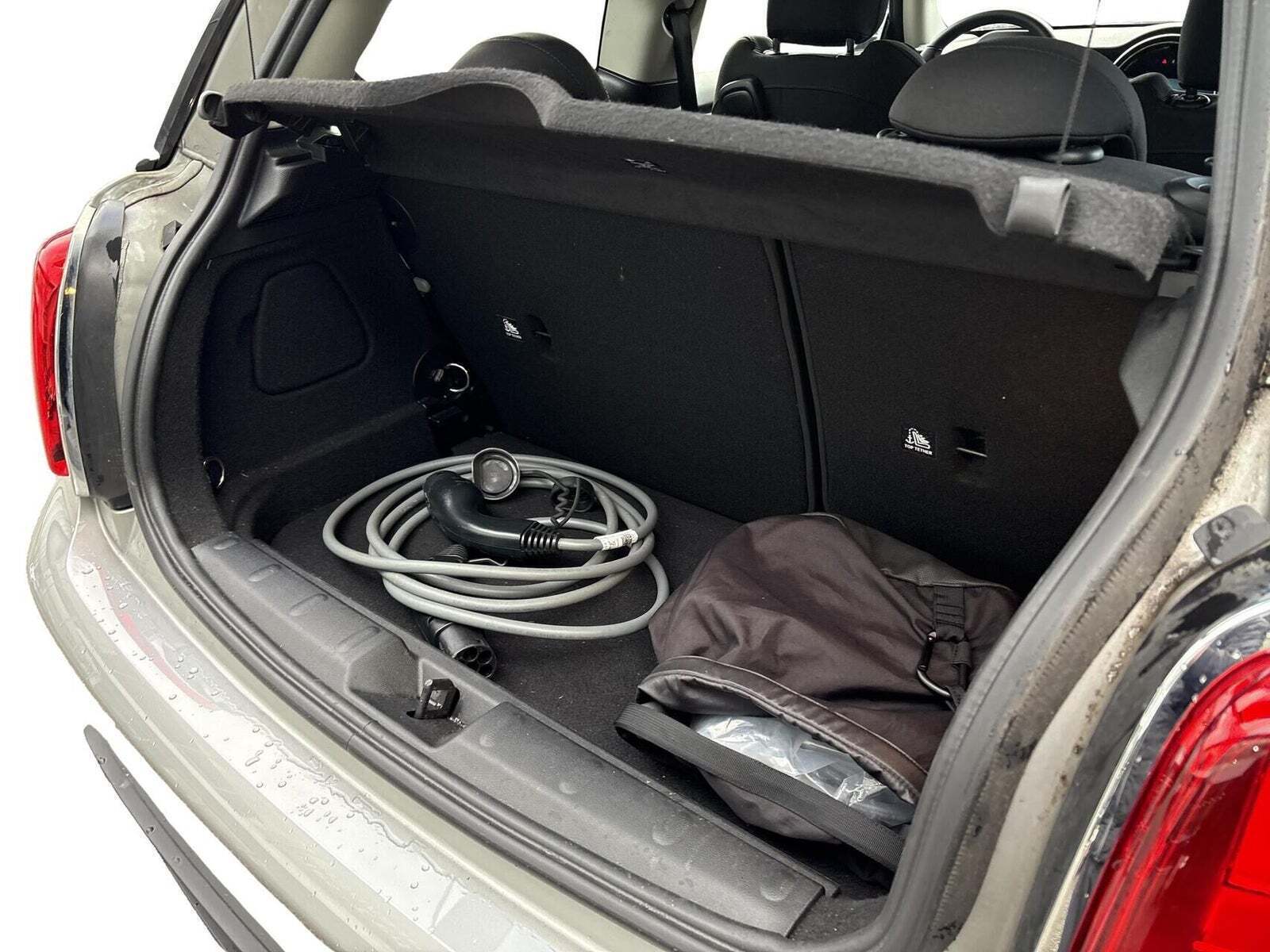 Sølv Mini Cooper SE fra 2024