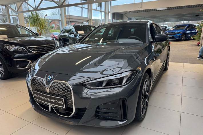 Grå BMW i4 fra 2025 set udefra