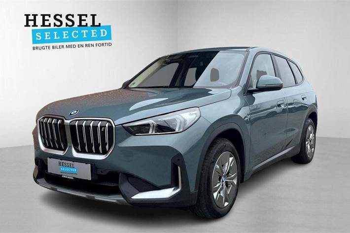 Blå BMW iX1 fra 2023 set udefra