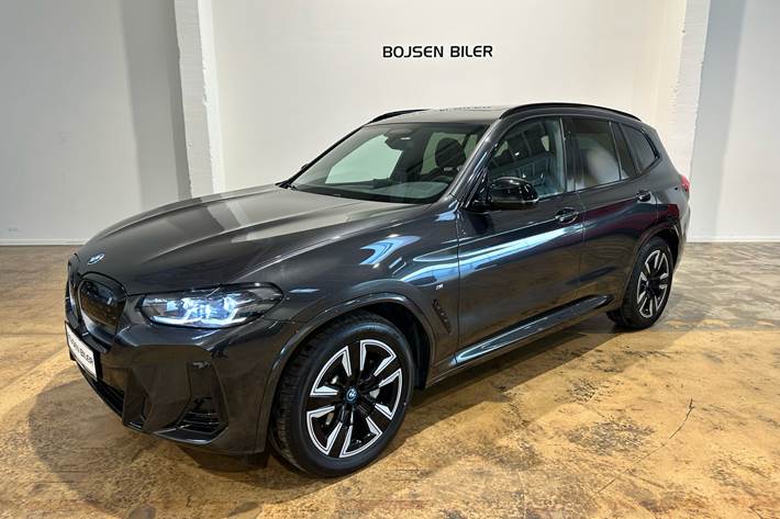 Grå BMW iX3 fra 2025 set udefra