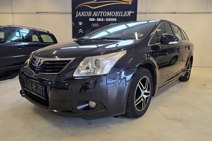 Sort Toyota Avensis fra 2010 set udefra