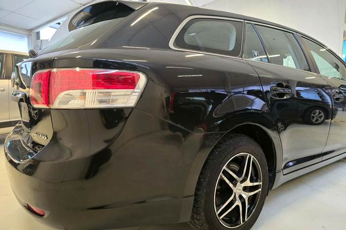 Sort Toyota Avensis fra 2010