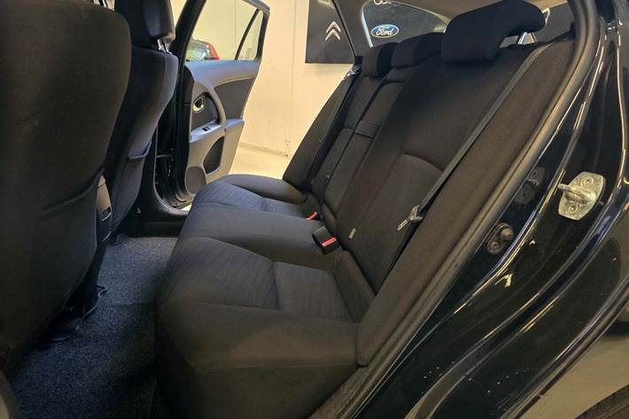 Sort Toyota Avensis fra 2010