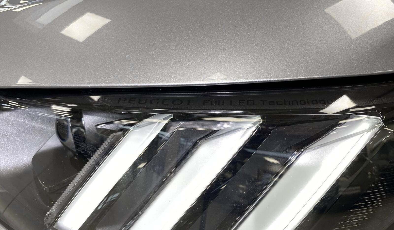 Grå Peugeot e-208 fra 2023