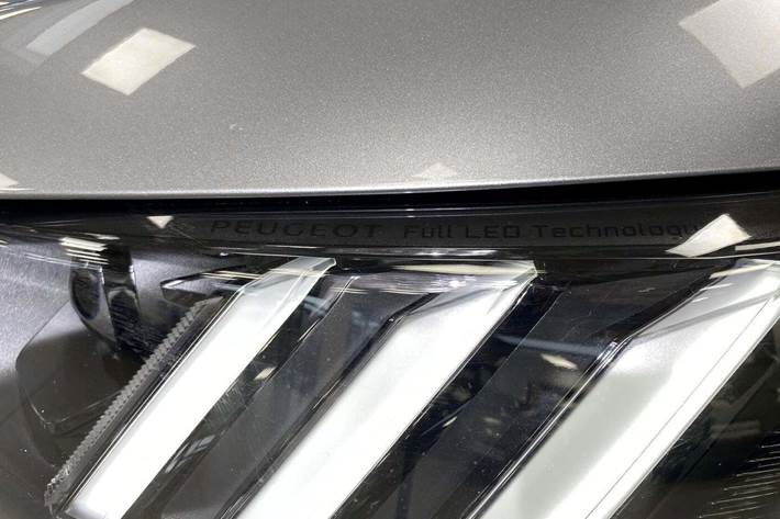 Grå Peugeot e-208 fra 2023