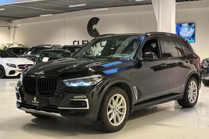 Sort BMW X5 fra 2020 set udefra