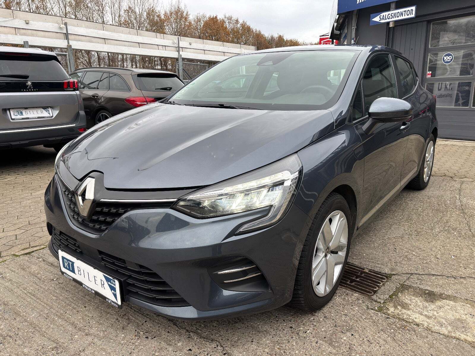 Grå Renault Clio V fra 2021