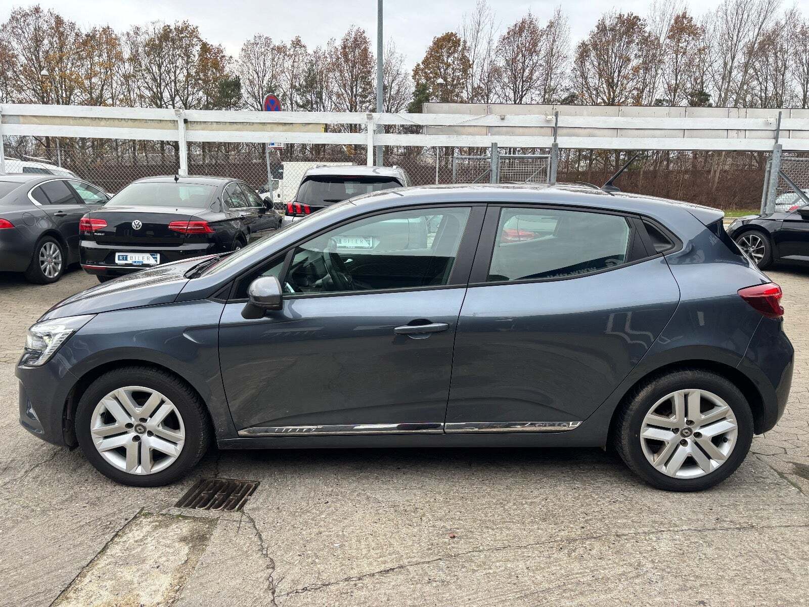 Grå Renault Clio V fra 2021