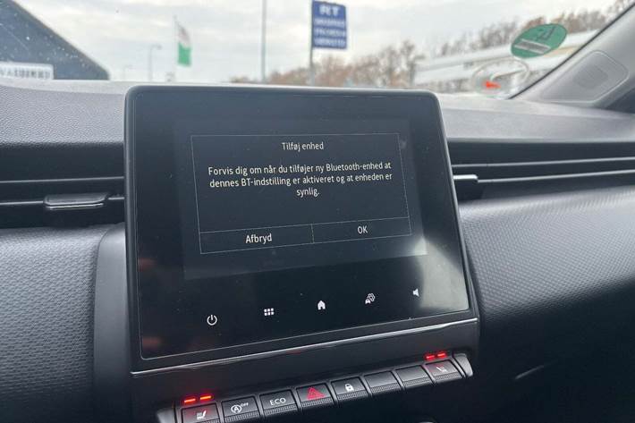 Grå Renault Clio V fra 2021