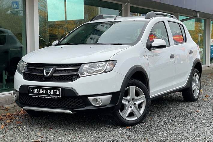 Hvid Dacia Sandero Stepway fra 2015 set udefra