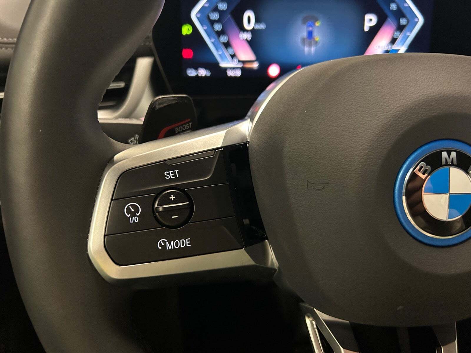 Blå BMW iX1 fra 2025