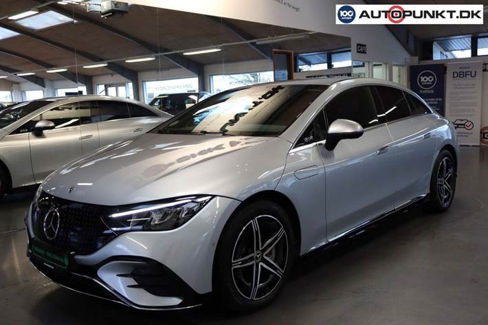 Sølv Mercedes EQE350 fra 2024 set udefra