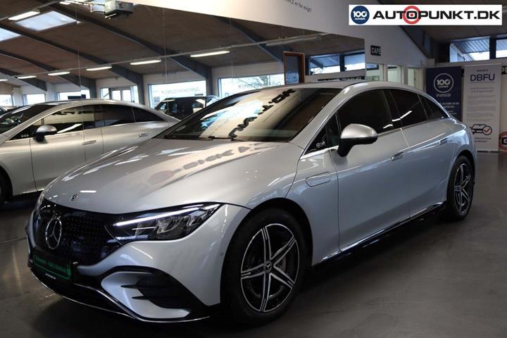 Sølv Mercedes EQE350 fra 2024 set udefra