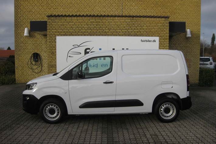 Hvid Peugeot Partner fra 2023
