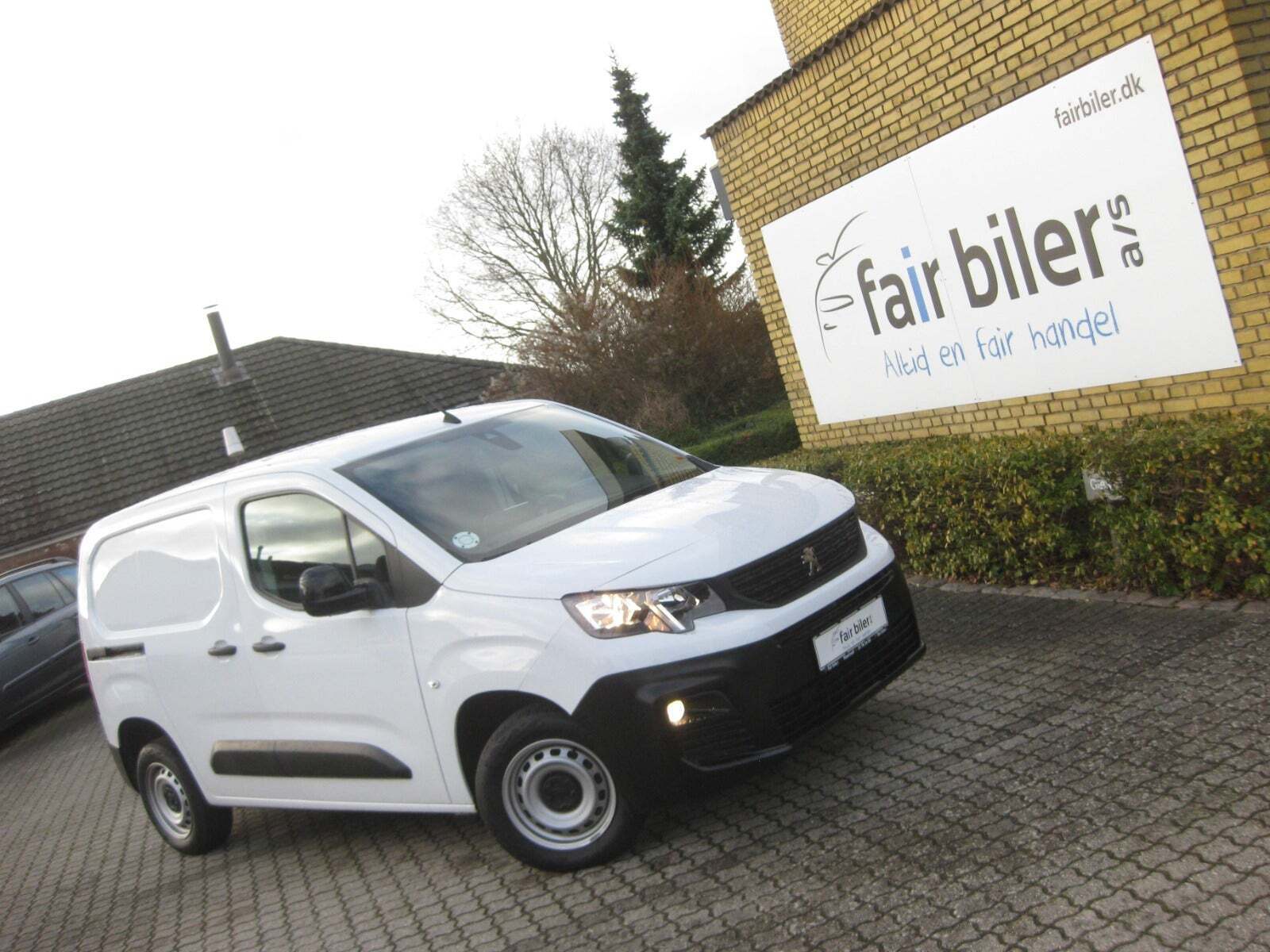 Hvid Peugeot Partner fra 2023