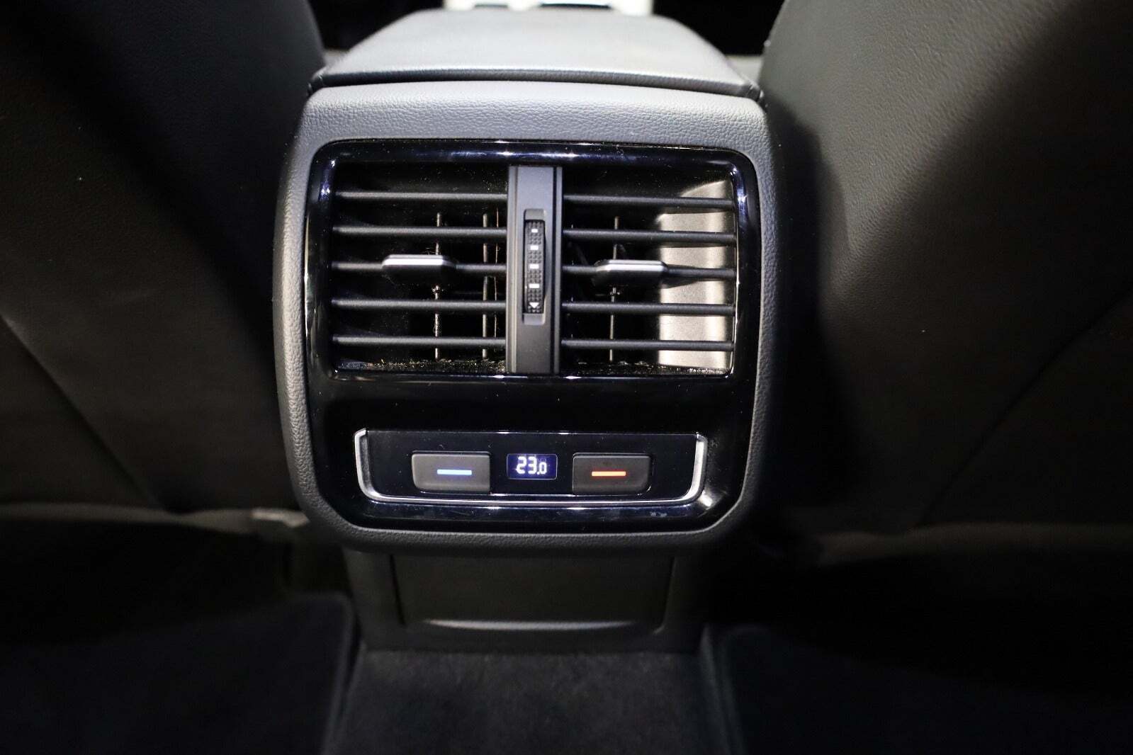 Grå VW Passat fra 2020