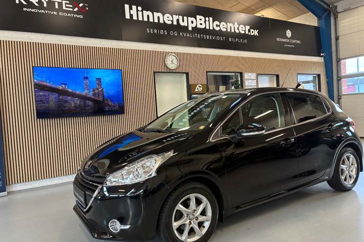 Sort Peugeot 208 fra 2015