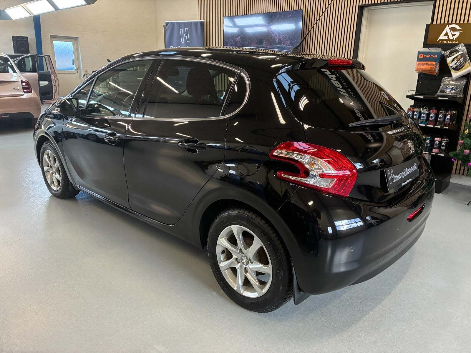 Sort Peugeot 208 fra 2015