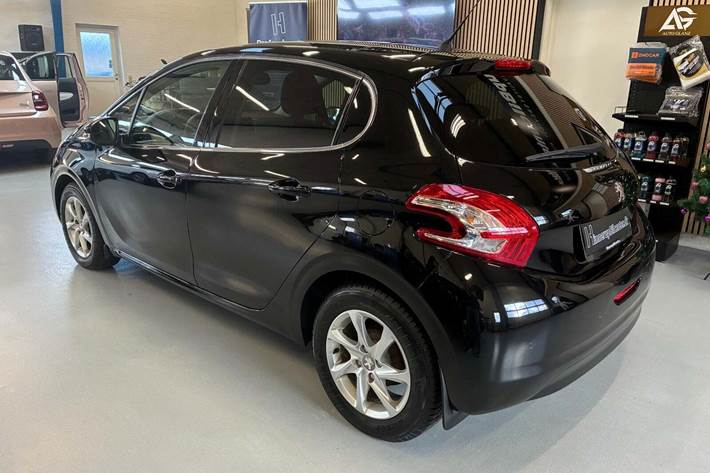 Sort Peugeot 208 fra 2015