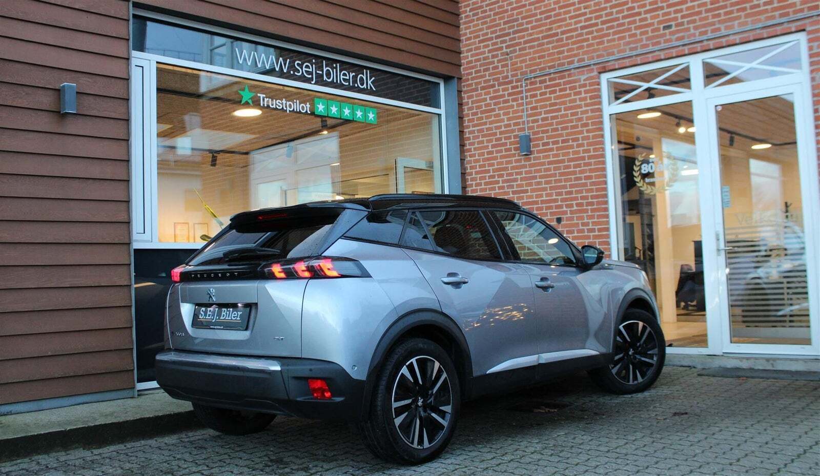 Sølv Peugeot e-2008 fra 2021