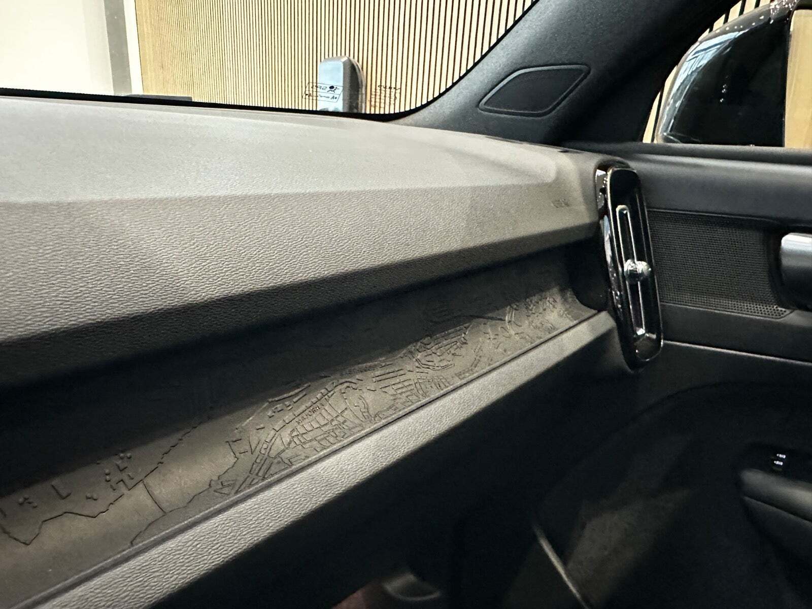 Grå Volvo XC40 fra 2022