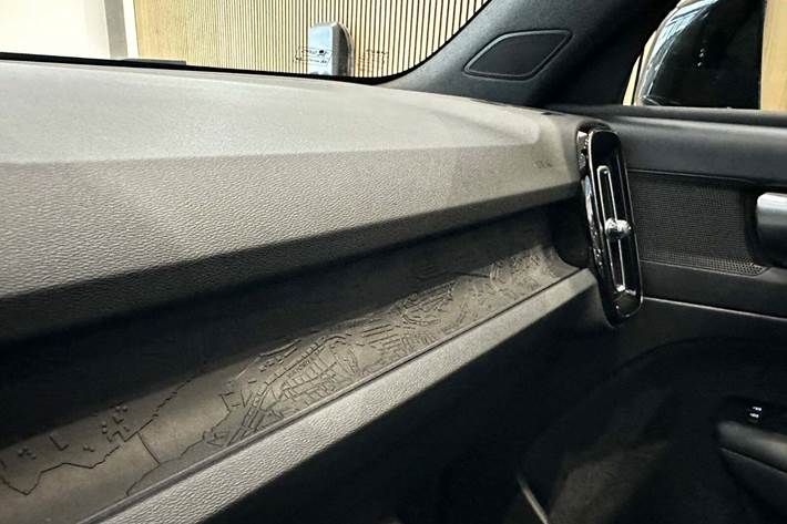 Grå Volvo XC40 fra 2022