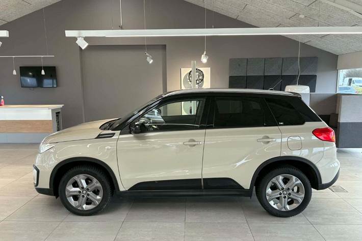 Beige Suzuki Vitara fra 2015