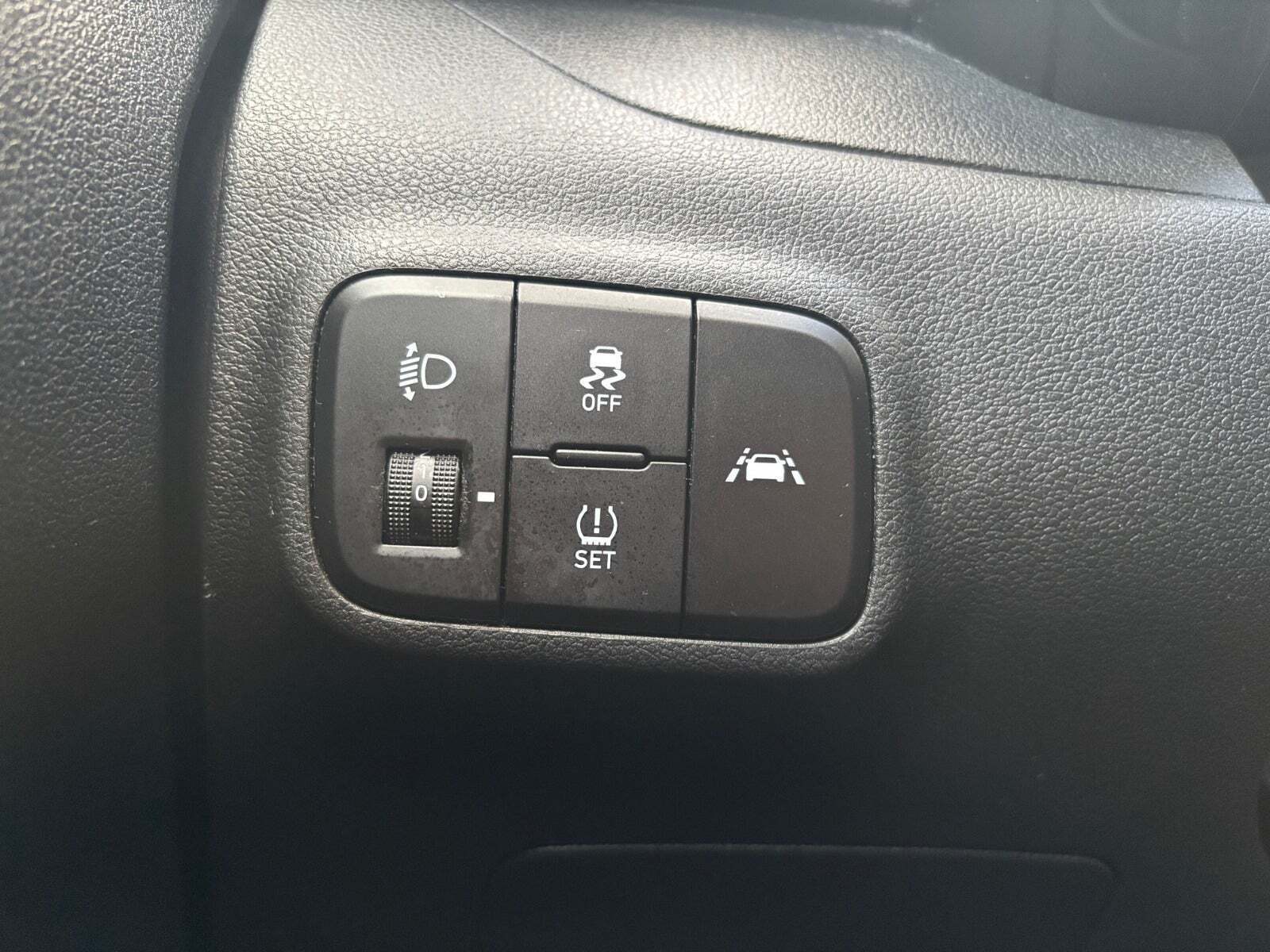 Grå Hyundai i10 fra 2021